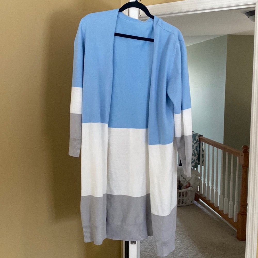 Long cardigan- great for spring over a white tshirt. Only been worn 2x